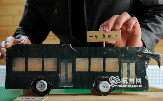 年近7旬公交达人 用车模记录了杭州公交的前世今