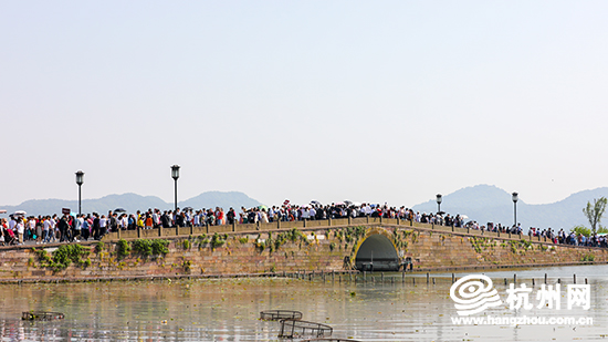 2729万人次五一杭州迎来客流高峰多亏了交通部门的这些举措让整个假期