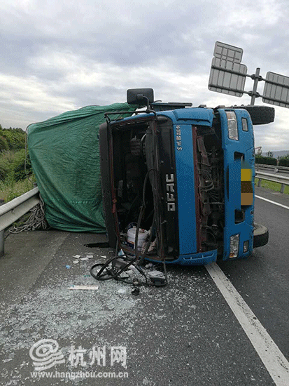 杭州高速近期日均30起爆胎事故 高温天咋预防应对?