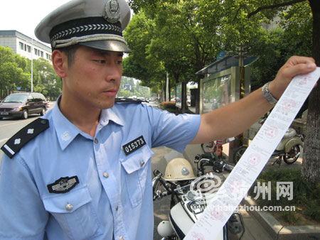 杭州交警现场打印罚单 告别手写罚单历史(图)