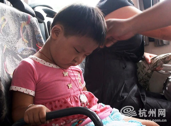 公交车上的瞌睡宝宝(视频)
