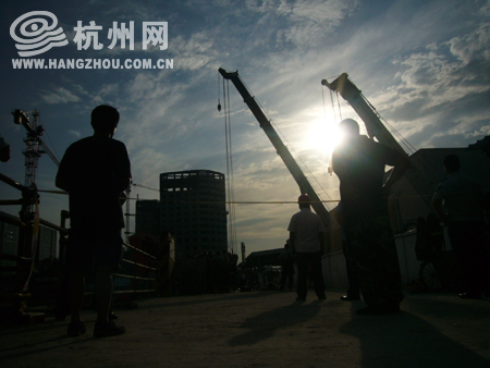 滚动 杭州一工地20吨吊车压了一个工人的腰(组