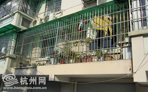 楼下邻居占共用空间违章搭建 投诉半年无结果