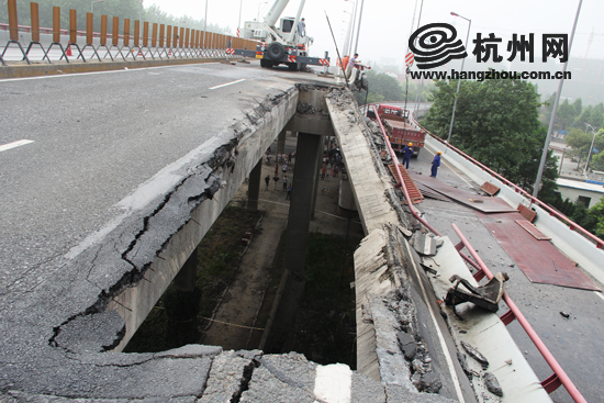 滚动:钱江三桥桥面发生塌落