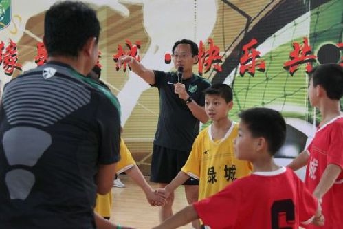 冈田教练教孩子们训练游戏