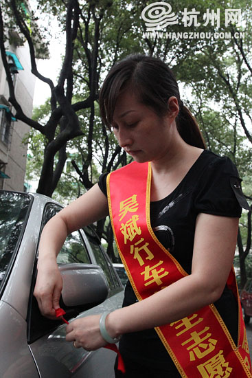 吴斌家属上街散发红丝带 提醒市民注意行车安