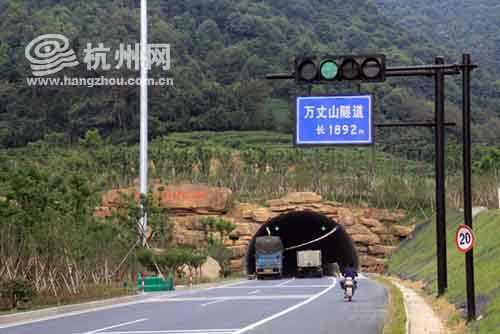 进入杭州余杭地界后,穿过万丈山隧道,直到闲林埠与02省道平变口