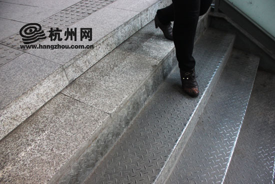 地铁龙翔桥站的这个铁楼梯 出入请千万当心(图