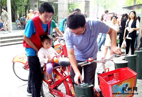 杭州红马甲志愿者长假服务八方游客