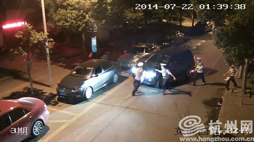 杭州富阳路虎车司机酒后冲卡撞伤交警