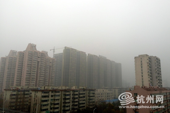杭州日报大厦楼上看到的杭州雾霾天。