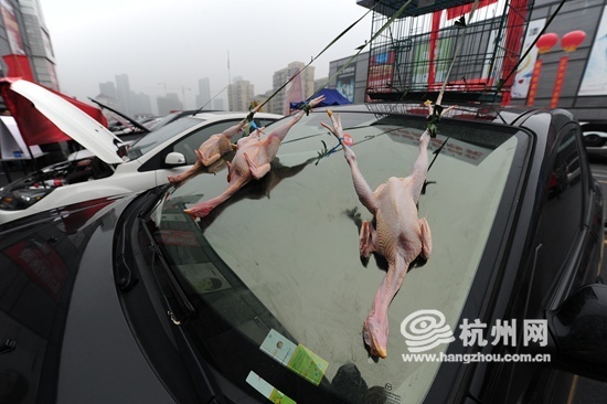 第四届中国问题车展在杭州举行 百余名车主愤怒