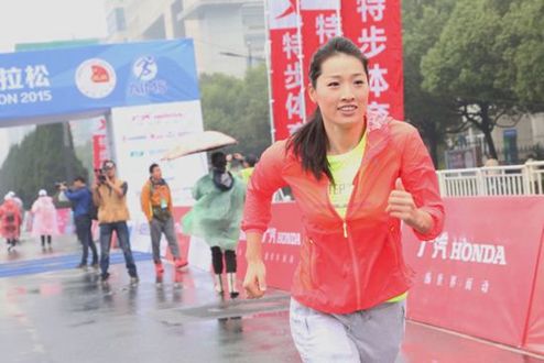 奥运冠军罗雪娟领跑“杭马” 倡议最美“光马行动”
