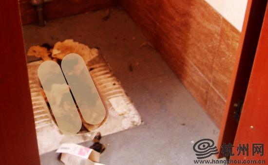 杭州一公共厕所内粪便满出蹲坑 废弃纸巾酒瓶