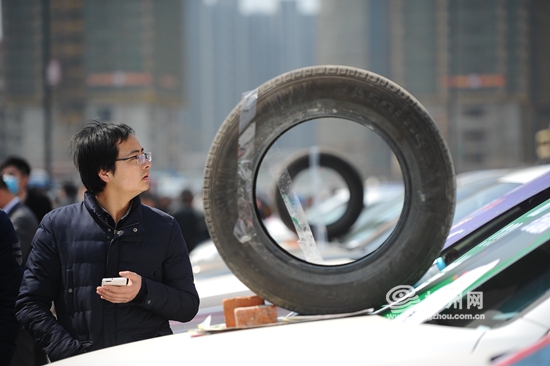 2016杭州第五届问题车展举办 百余车主集中“讨说法”