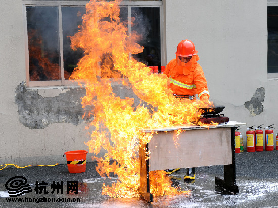 杭州消防实验告诉你家庭灭火不当后果到底多严