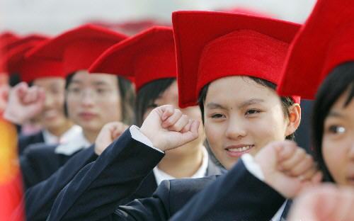 12月9日，杭州学生代表头戴成人帽，在成人宣誓仪式上庄严宣誓。
