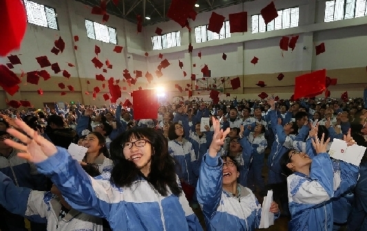杭州中学生戴成人帽举行“十八岁成人礼”