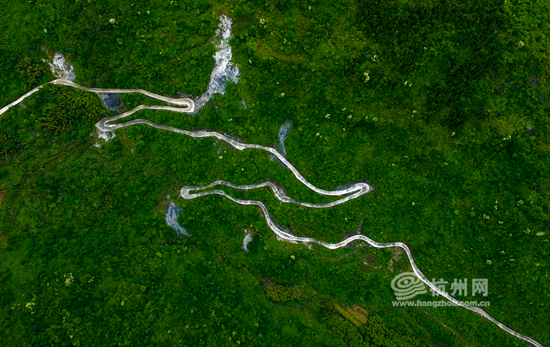 蜿蜒盘旋的盘山公路.