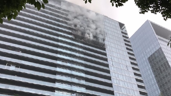 杭州钱江边一高层18楼清晨起火 四名伤者经抢
