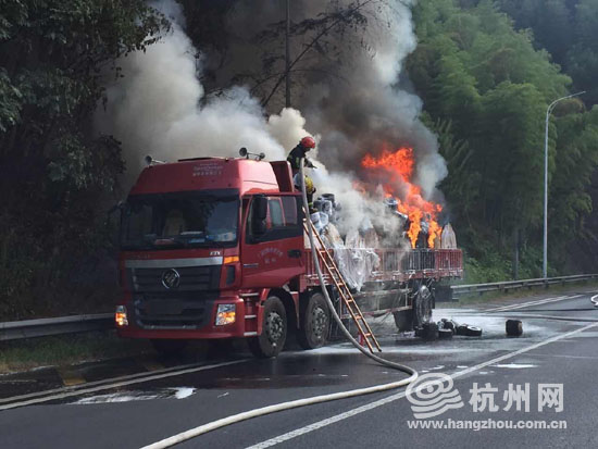 吓人!杭徽高速货车起火自燃 旁边山林遭殃