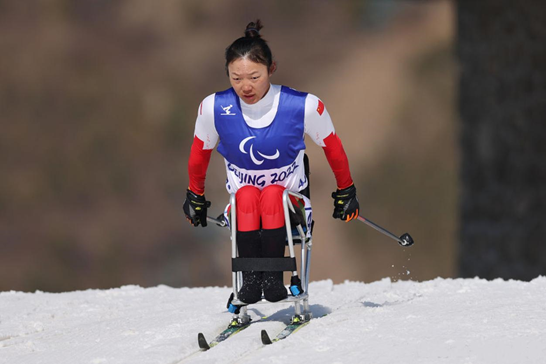 冰雪运动员李盼盼冬残奥会赛场上勇敢飞翔