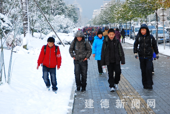 建德新闻网:雪后,城市生活的n种表情