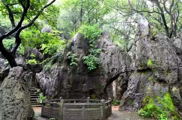 中秋月穿透‘月岩’跌落水池