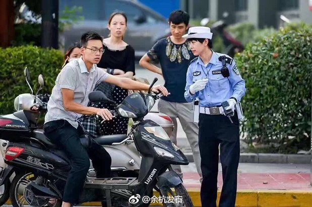 杭州市余杭区临平城区人民大道和迎宾路的十字路口，余杭公安交警大队女子岗的姑娘们高温下依然坚守岗位