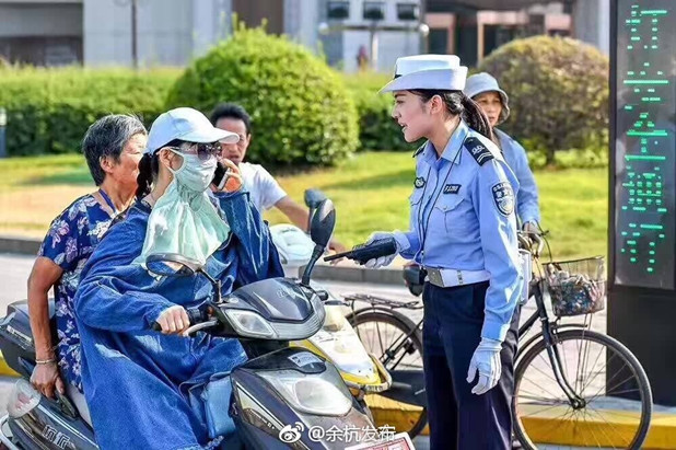 杭州市余杭区临平城区人民大道和迎宾路的十字路口，余杭公安交警大队女子岗的姑娘们高温下依然坚守岗位