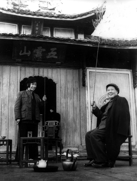 1954年1月29日，毛主席和女儿李讷在五云山。侯波摄
