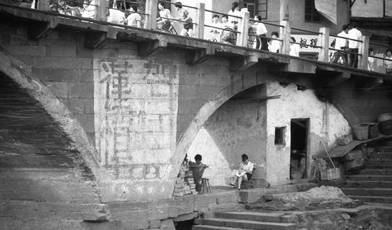 卖鱼桥，地如其名，因其曾是历史上最大的鱼市而得名，曾几何时，杭州人说去卖鱼桥，几乎成了坐轮船的代名词