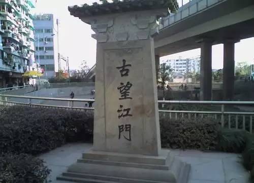 古望江门，是杭城古代东南部的城门，始建于南宋绍兴二十八年，名叫新门。古城河两边的公园；望江门外的老街