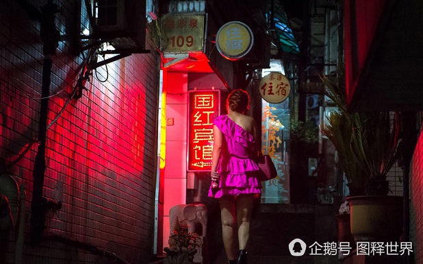 白沙泉紧邻繁华的黄龙商圈，寸土寸金，是杭州名气最大的城中村之一，这里也曾是夜场女孩租房聚集地