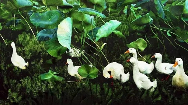 《荷塘雅趣》，杭州工艺美术博物馆收藏，原图来自一幅摄影作品，戏水归来的鸭群，信步在荷叶下，陈水琴将照片“翻译”成绣品