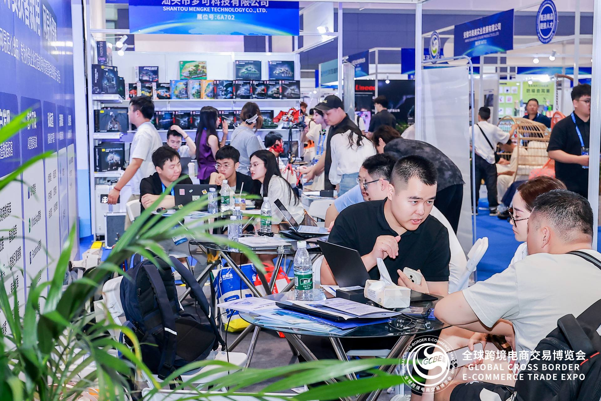 企业交流专区,各企业代表进行商业合作洽谈