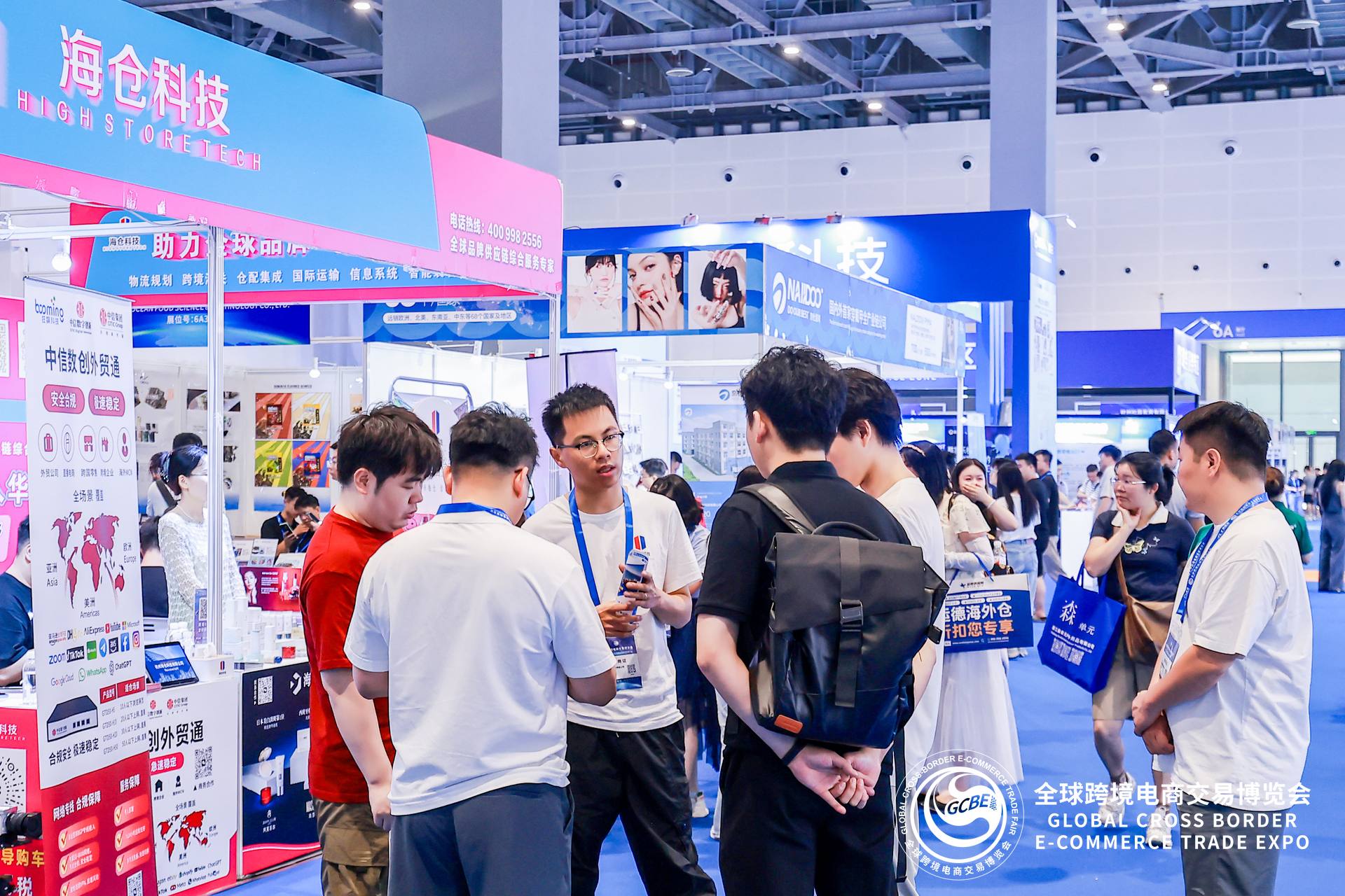 展位区之外,供需双方企业代表畅谈生意经