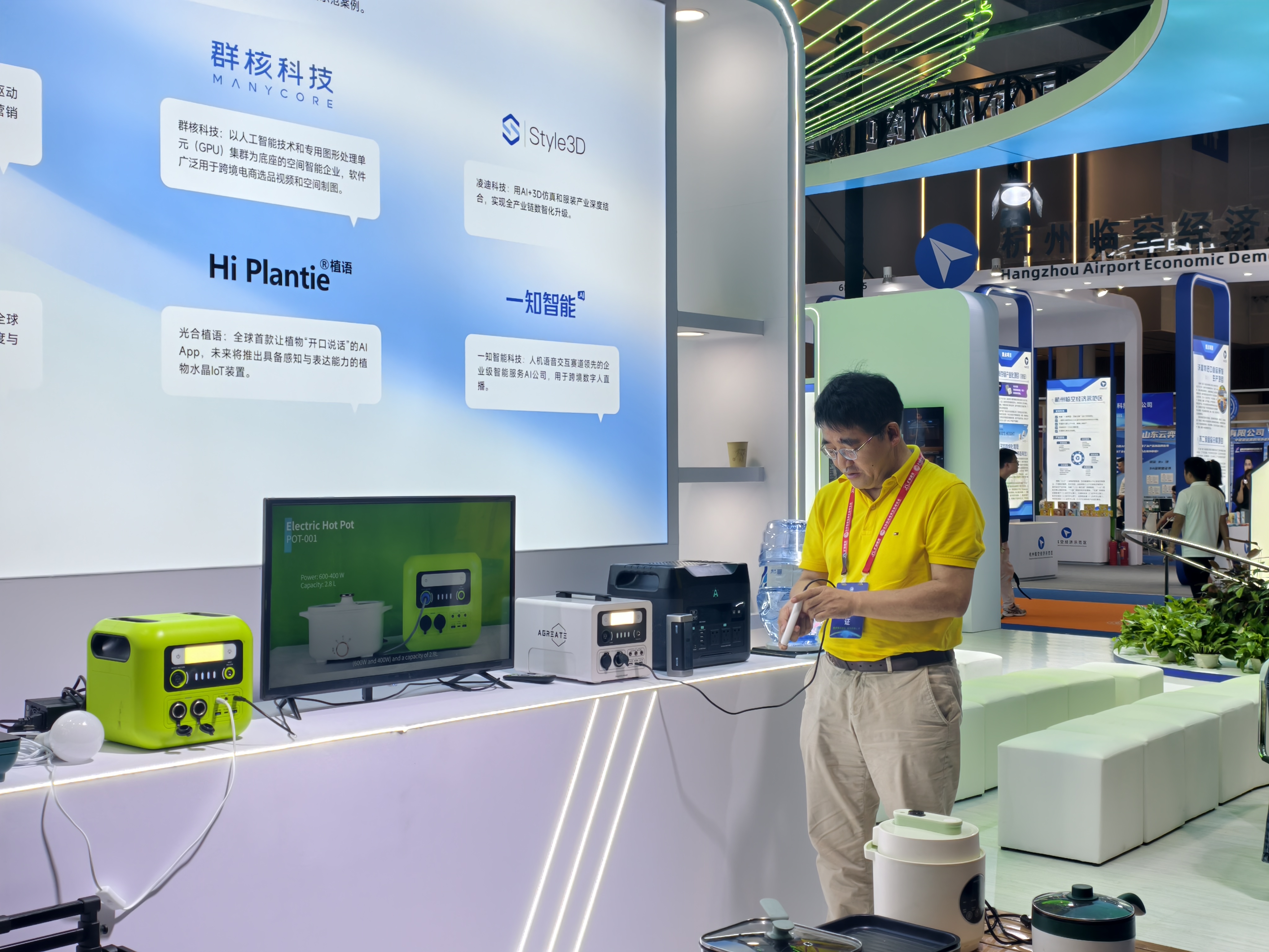 许之咏博士用自研的太阳能移动便携电源给手机充电