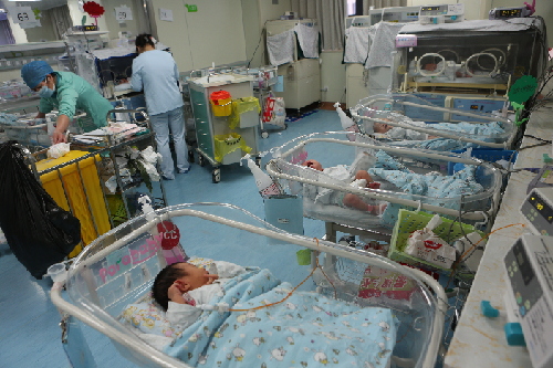 【网络媒体走转改】记者直击新生儿病房 她们的美让人感动