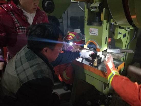 余杭区临平街道星灵街8号的三利消防设备厂一名工人手指被液压冲床