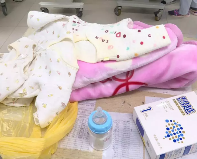 怎么给婴儿包裹被子 509a4c0daa8d1bb96e7206.png