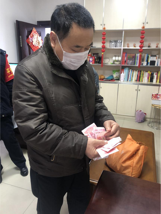 太粗心杭州市民刚取的6000元现金就弄丢了还好被公交防疫员捡到