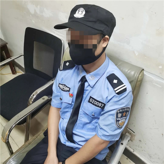 头戴警帽身穿警服 正在网吧检查的 警察 被抓了咋回事 杭州网
