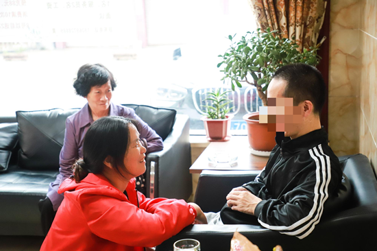 回到家的黄某享受着亲情的温暖.png 回到家的黄某享受着亲情的温暖.png
