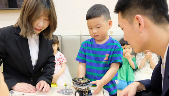 杭州大学生研发一款育智能机器人 个性化培育儿童成长
