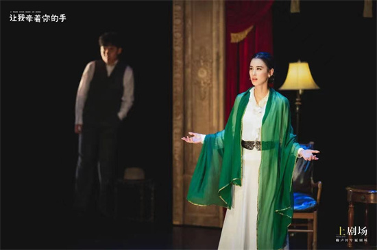 Lai Shengchuan directed Huang Shengyi and Zhao Xiaosu to present the drama “Let Me Hold Your Hand…” staged in Hangzhou_Hangzhou Net