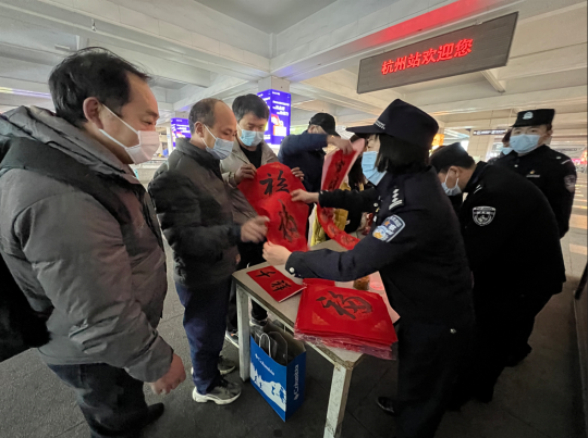 警察叔叔现场挥毫把祝福送到全国各地