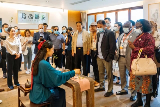 区外办协同省市外办在第四届中国国际茶叶博览会接待外宾2.jpg