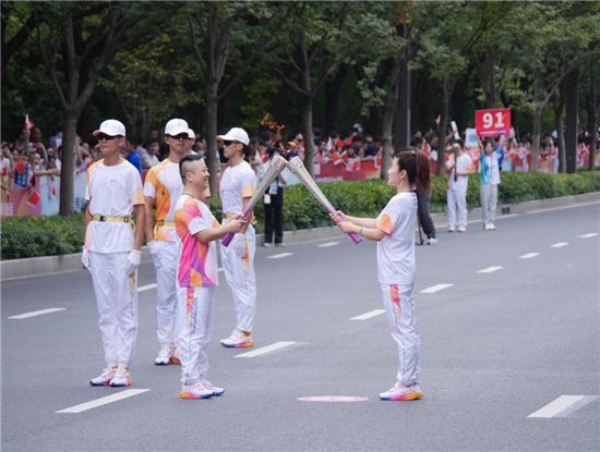 火炬手陈如冰：这是爱和希望的传递，希望把杭州亚运的故事翻译给世界听