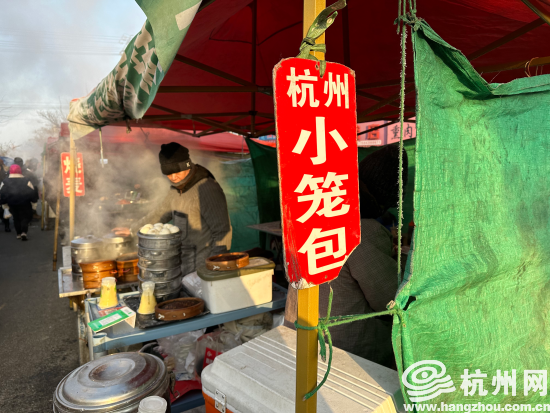 一塊錢一個;香甜不膩的糖蜜果,一塊錢一個;鐵嶺地道的牛肉火勺,便宜點